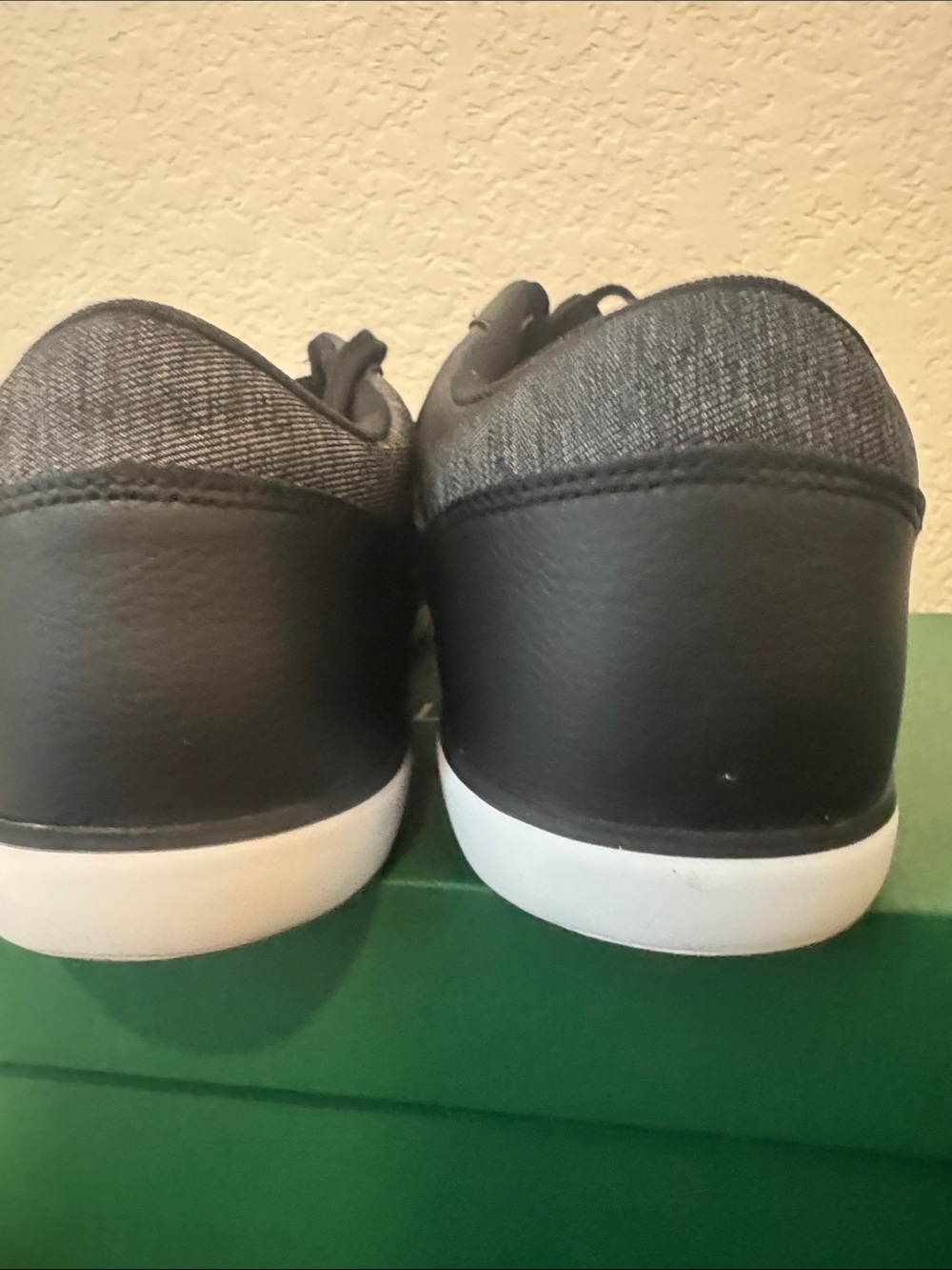 Lacoste Men's Black Low-Top Leather Sneakers new without box - Picture 4 of 6